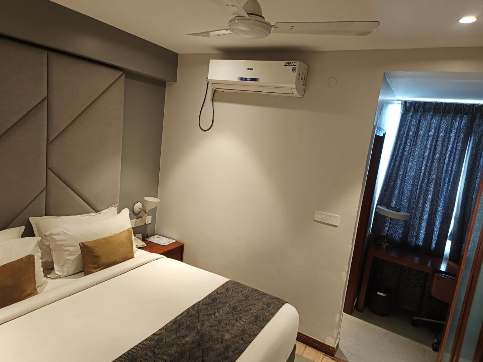 De Mandarin Otel Bangalore Dış mekan fotoğraf