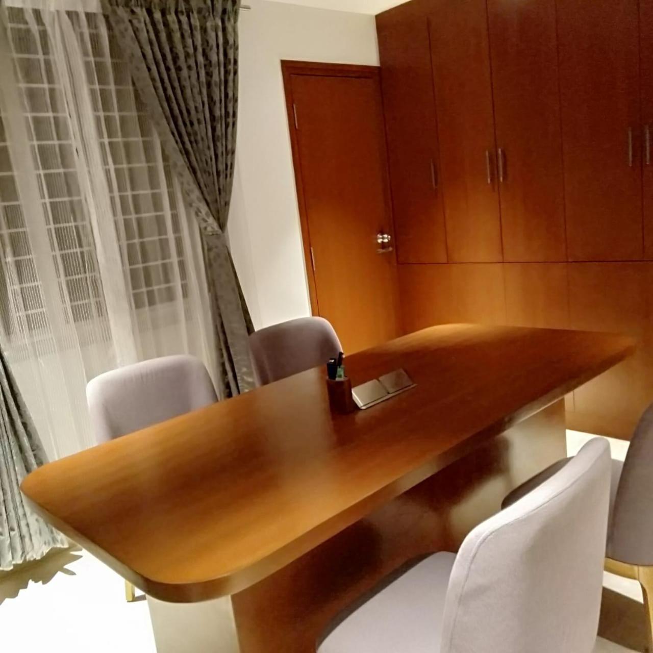 De Mandarin Otel Bangalore Dış mekan fotoğraf
